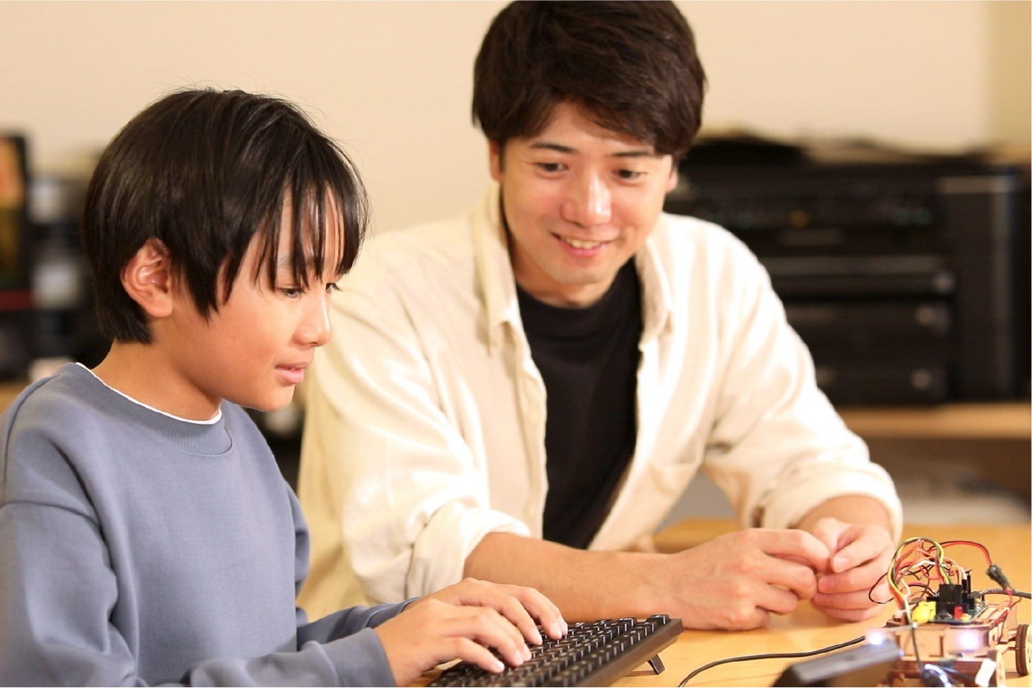 親子でプログラミングを学習している様子